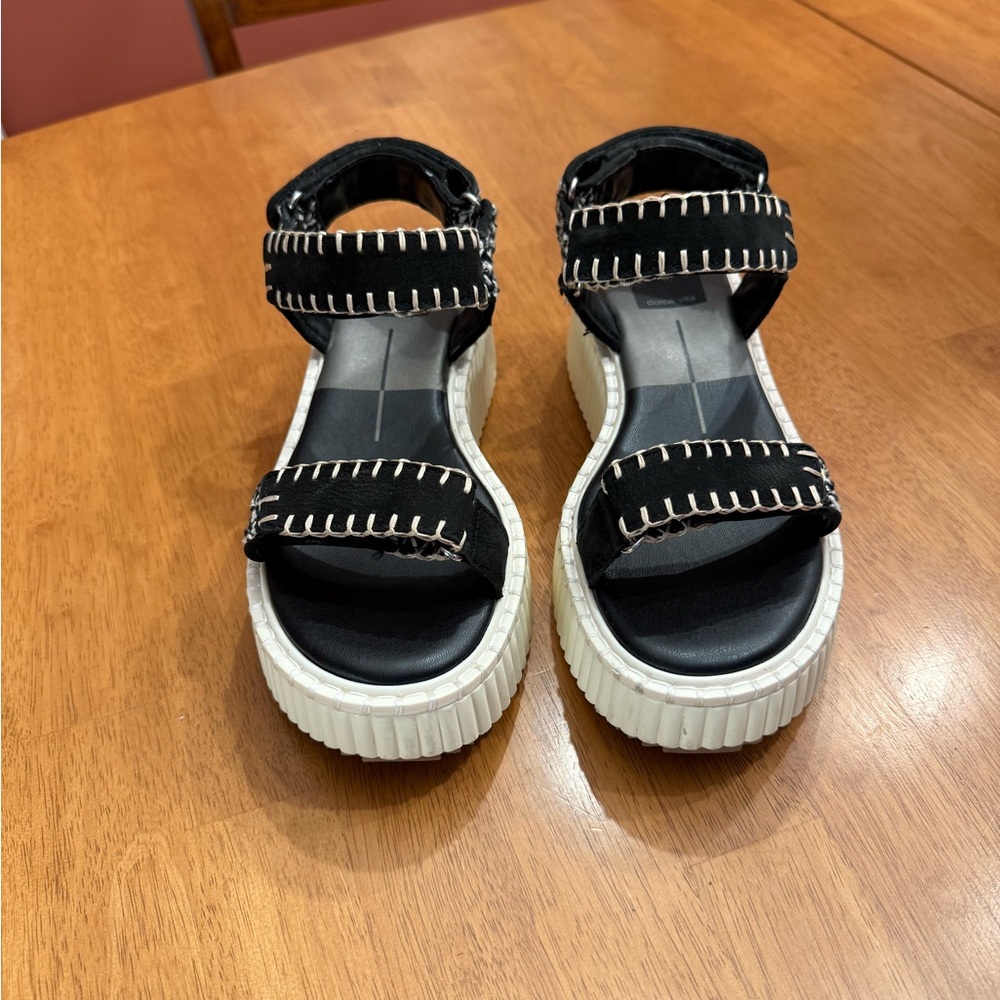 Dolce Vita Stylish Black and white Women's Sandals. Size 6.